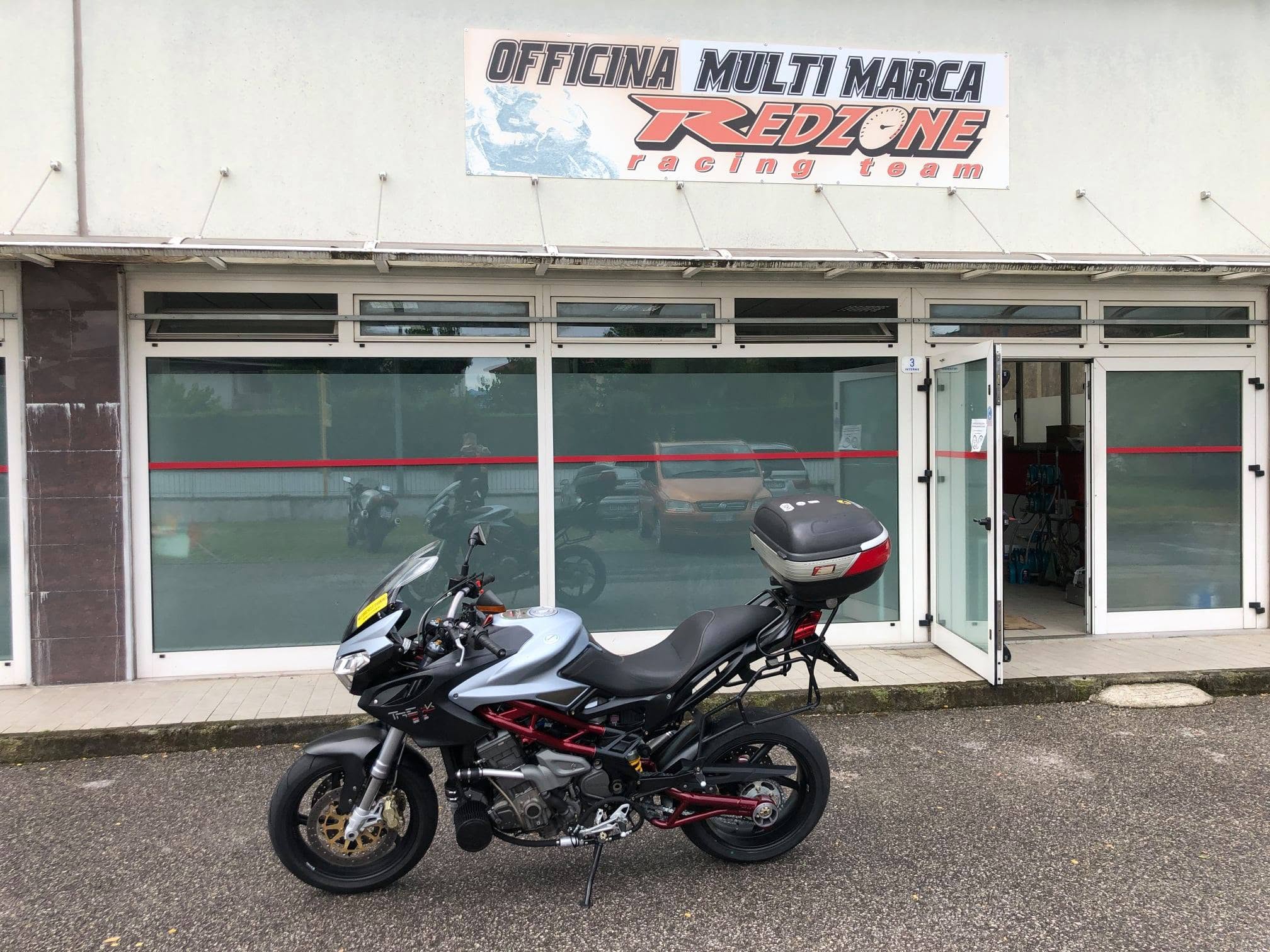 Benelli preparata da Red Zone davanti all’officina
