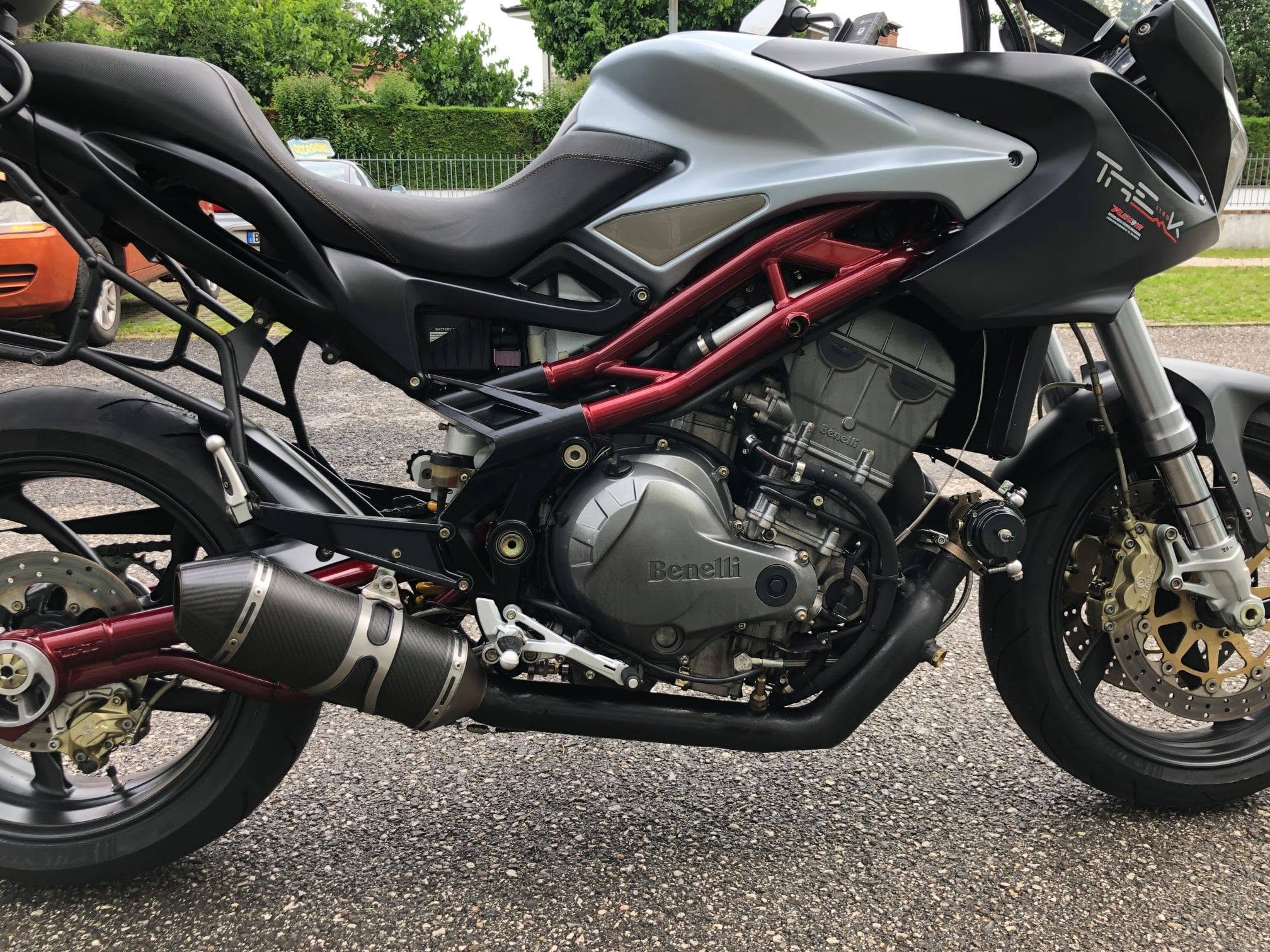 Dettaglio del motore e dello scarico di una Benelli Turbo