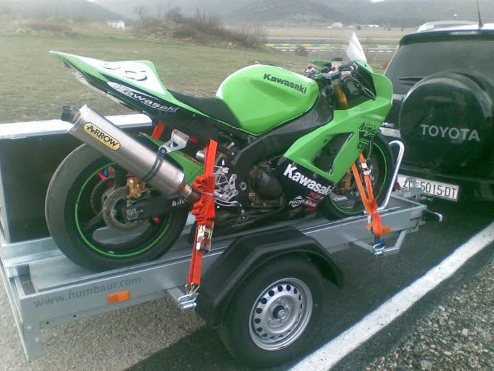 Kawasaki da pista trasportata sul carrello