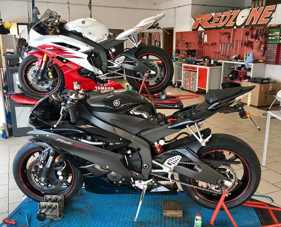 Due moto sportive sui ponti dell’officina Red Zone