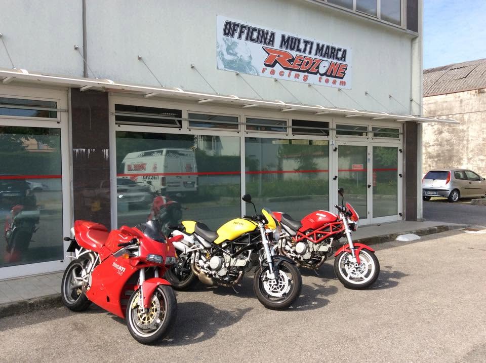 Diverse moto schierate davanti alla sede storica Red Zone