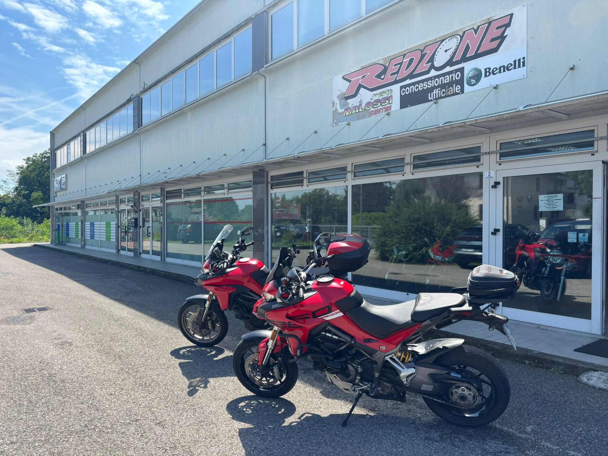 Moto rosse schierate davanti alla sede Red Zone