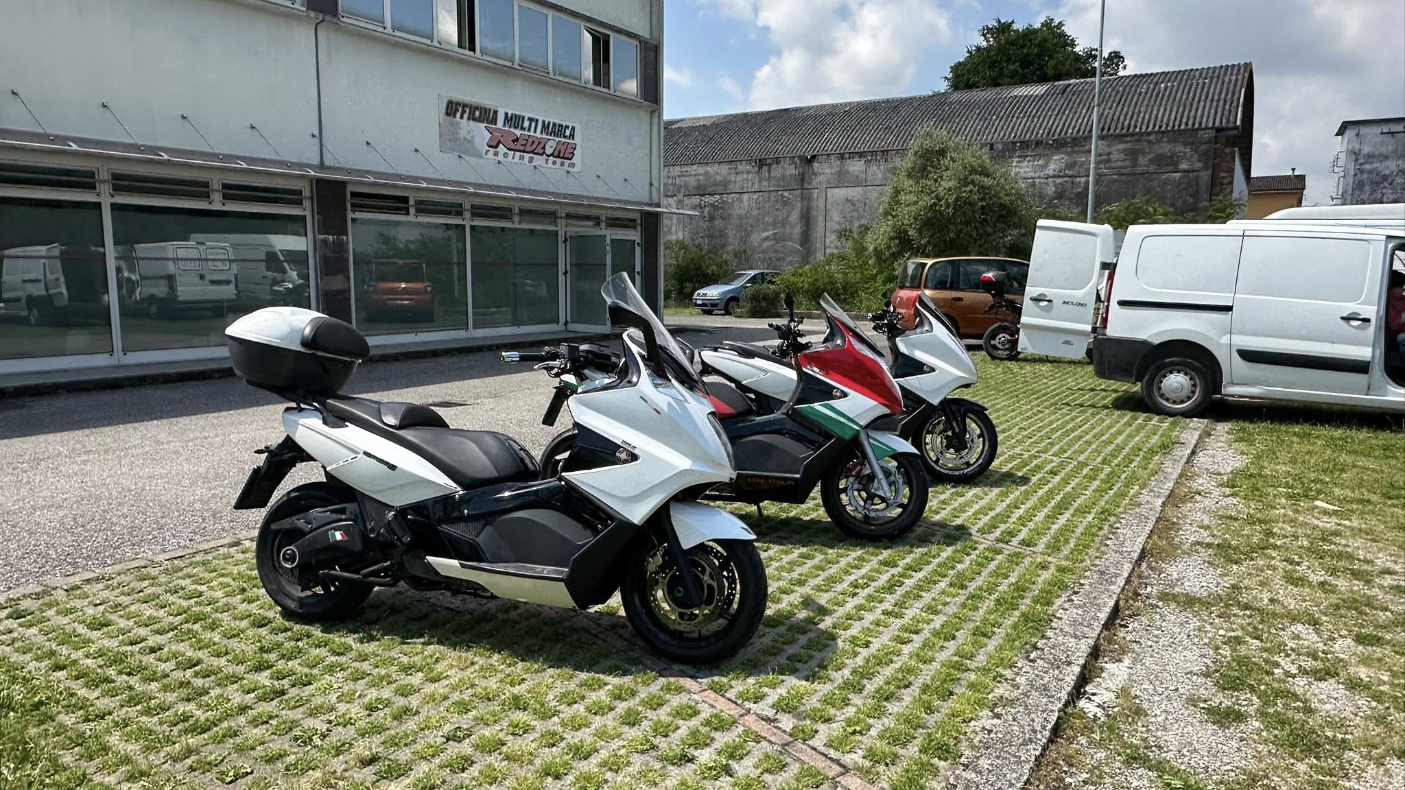 Scooter e moto sportive davanti alla sede Red Zone