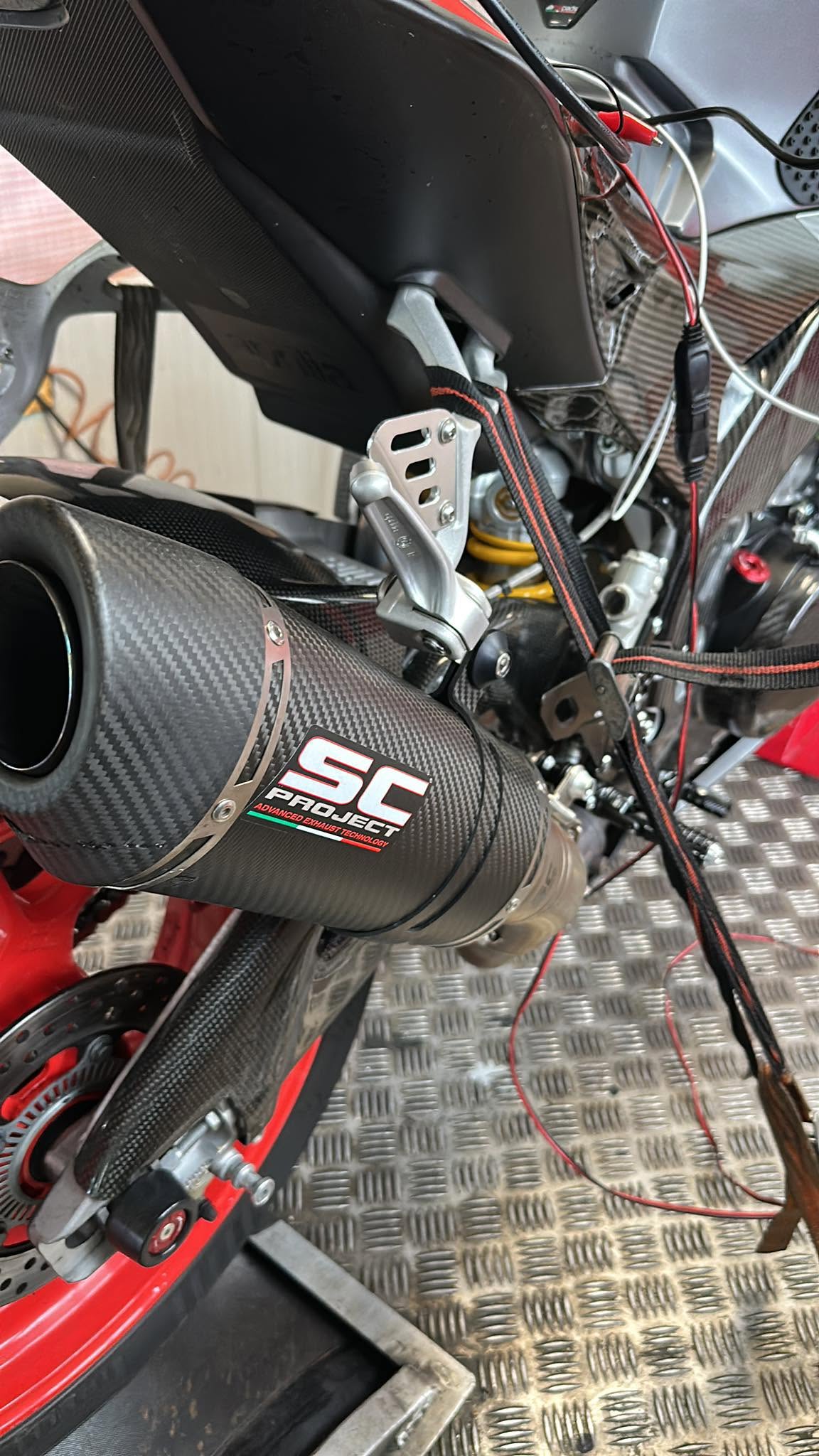 Dettaglio dello scarico SC Project montato su una moto