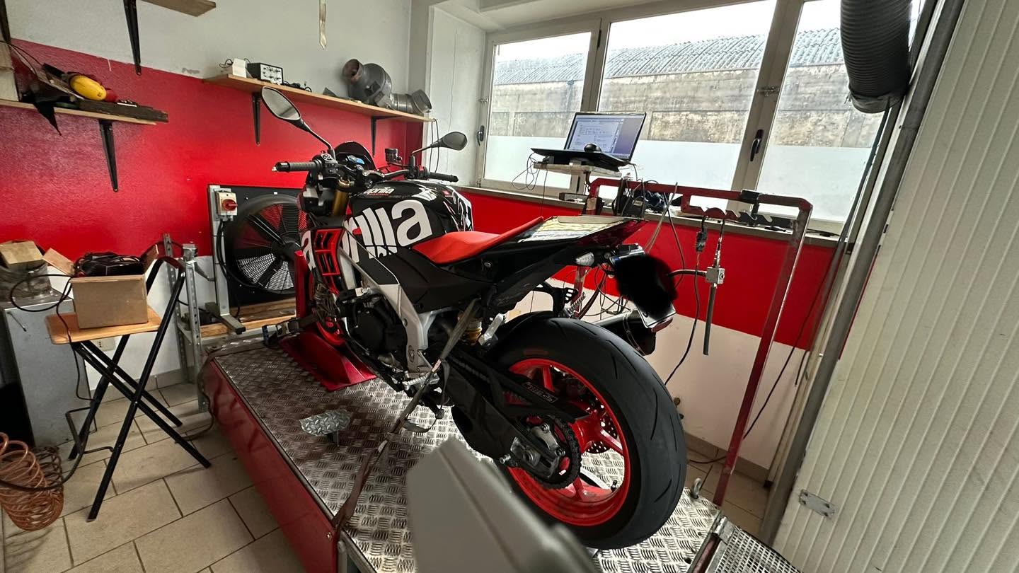 Aprilia sul ponte di lavoro nell’officina Red Zone