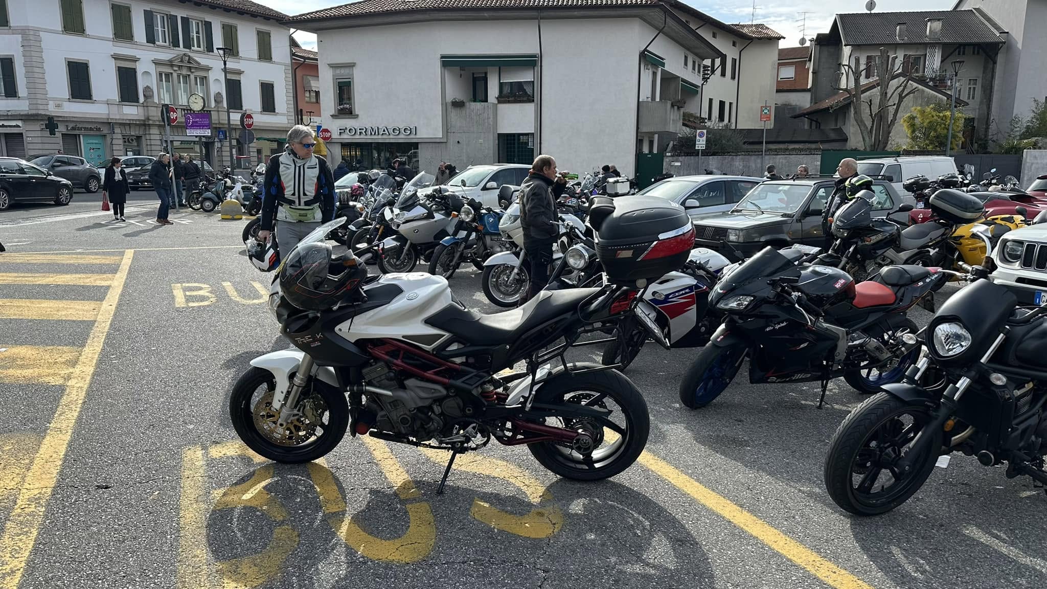 Numerose moto riunite durante un raduno